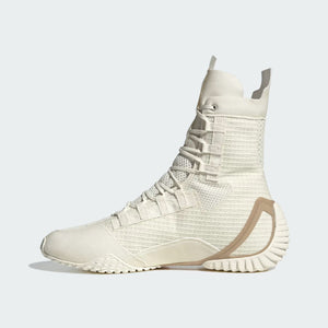 Die Speedex 23 Boxschuhe von Adidas in sandfarbener Ausführung bieten perfekten Halt, atmungsaktive Materialien und eine reaktionsfreudige Sohle für schnelle Bewegungen im Kampfsport.