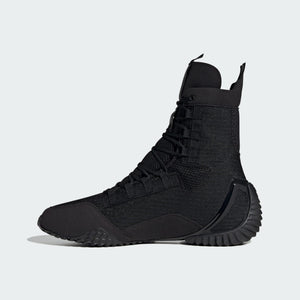 Diese Adidas Speedex 23 Boxschuhe überzeugen mit ultraleichtem Design, perfekter Passform und starkem Halt. Entwickelt für professionelles Boxtraining und Wettkampfeinsätze.