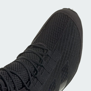 Mit den Adidas Speedex 23 in Schwarz  trainierst du wie ein Profi. Diese Boxschuhe bieten optimalen Grip, reaktionsschnelle Sohle und sicheren Halt bei jeder Bewegung.