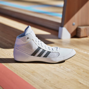 Die Adidas Havoc Ringerschuhe in Weiß-Schwarz sind die ideale Wahl für Kampfsportler, die Wert auf Qualität und Performance legen. Mit ihrer leichten Bauweise und griffiger Sohle unterstützen sie dich bei schnellen Bewegungen und Richtungswechseln auf der Matte.