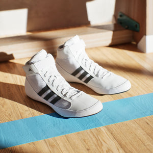 Die Adidas Havoc Ringerschuhe in Weiß und Schwarz sind speziell für den Einsatz auf der Matte konzipiert. Ihre flexible Sohle und der hohe Schaft bieten optimalen Halt und Bewegungsfreiheit für Ringer, Grappler und MMA-Athleten.