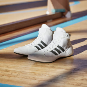Diese weißen Adidas Havoc Ringerschuhe mit schwarzen Akzenten kombinieren klassisches Design mit moderner Funktionalität. Sie gewährleisten sicheren Halt und Bewegungsfreiheit auf der Matte – perfekt für Techniktraining und Wettkämpfe im Ringen und Jiu-Jitsu.
