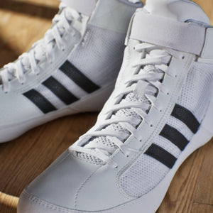 Die Adidas Havoc Ringerschuhe in Weiß-Schwarz bieten Kampfsportlern optimale Stabilität und Flexibilität. Mit ihrer leichten Bauweise und griffiger Gummisohle sind sie ideal für intensives Ringen, Grappling und MMA-Training. Der hohe Schaft sorgt für zusätzlichen Halt am Knöchel.