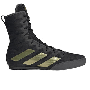 Adidas Box Hog 4 Boxschuhe in Schwarz/Gold – hochwertige, leichte Kampfsportschuhe mit exzellenter Traktion und stabiler Passform für präzise Fußarbeit im Boxtraining, Sparring und Wettkampf. Die robuste Konstruktion und der komfortable Sitz machen sie ideal für ambitionierte Boxer und Kampfsportler, die Wert auf Performance und Qualität legen.