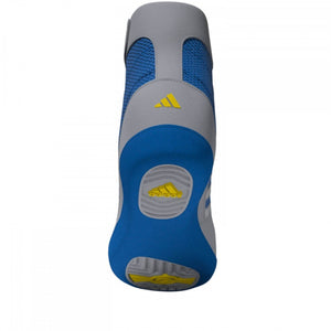 Die Adidas Combat Speed 4 Wrestling Shoes in Blau und Gelb bieten eine perfekte Kombination aus Leichtigkeit und Stabilität für Kampfsportler. Die flexible Sohle sorgt für festen Grip auf der Matte, während das atmungsaktive Obermaterial hohen Tragekomfort garantiert.