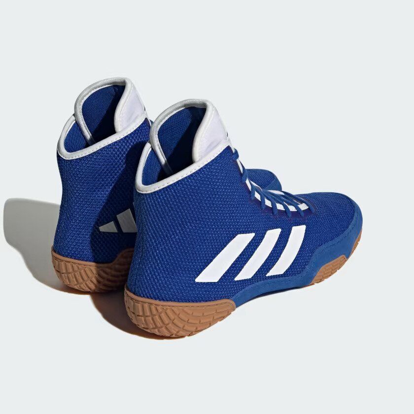 Der Adidas Tech-Fall Ringerschuhe in der Farbe blau. Jetzt zum Bestpreis bei Phantom Athletics. Adidas Ringerschuhe zählen zu den meistgefragten Schuhen bei Ringern weltweit, da sie eine überragende Qualität, gepaart mit ultimativem Komfort. Die stabile Sohle sorgt für Traktion auf der Ringermatte. 
