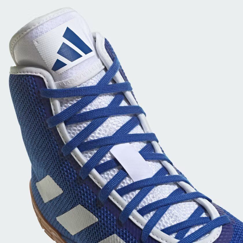 Der Adidas Tech-Fall Ringerschuhe in der Farbe blau. Jetzt zum Bestpreis bei Phantom Athletics. Adidas Ringerschuhe zählen zu den meistgefragten Schuhen bei Ringern weltweit, da sie eine überragende Qualität, gepaart mit ultimativem Komfort. Die stabile Sohle sorgt für Traktion auf der Ringermatte. 
