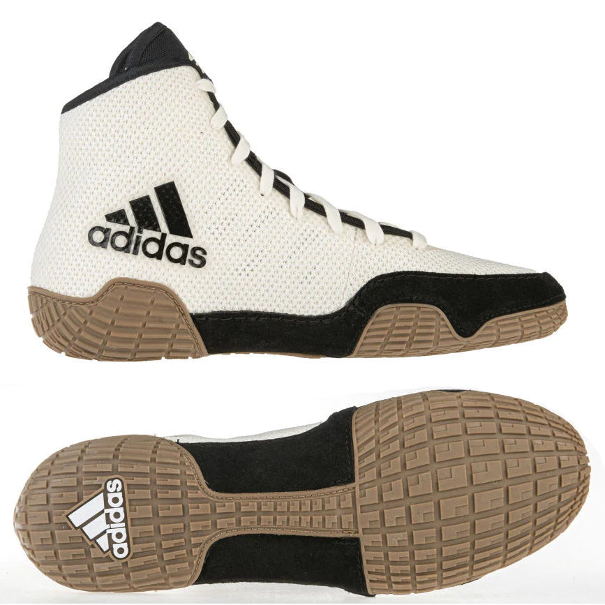The Adidas Tech-Fall wrestling shoes in the color white. Now at the best price at Phantom Athletics . Adidas wrestling shoes are among the most sought-after shoes among wrestlers worldwide as they offer superior quality coupled with ultimate comfort. The sturdy sole provides traction on the wrestling mat. 