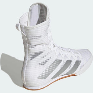 Diese hochwertigen Boxschuhe von Adidas sind ideal für ambitionierte Athleten im Bereich Boxen, Kickboxen und MMA. Das leichte Design sorgt für Stabilität und Kontrolle bei schnellen Richtungswechseln im Sparring.