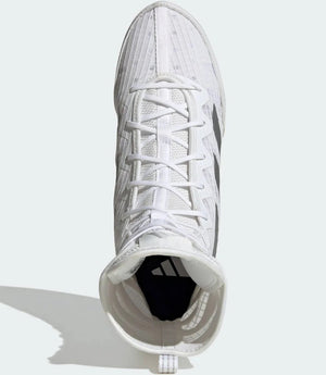 Mit den Adidas Box Hog 4 erhältst du professionelle Boxschuhe für maximale Agilität im Kampfsport. Sie bieten zuverlässigen Grip und unterstützen explosive Beinarbeit im Boxtraining.