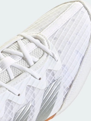 Diese Boxschuhe von Adidas kombinieren ein leichtes Mesh-Design mit stabiler Konstruktion für den Einsatz im Kampfsport. Ideal für intensives Training im Boxen, Kickboxen und Muay Thai.