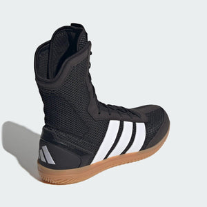 Die Adidas Box Hog Wide Variante kombiniert leichte Konstruktion mit stabiler Unterstützung für dynamisches Kampfsporttraining. Perfekt geeignet für Sparring, Footwork-Drills und tägliches Gym-Training.