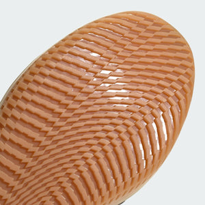 Adidas Box Hog Wide sind vielseitige Boxschuhe für ambitionierte Kampfsportler, die mehr Platz im Schuh benötigen. Sie unterstützen explosive Beinarbeit und präzises Footwork im Ring.