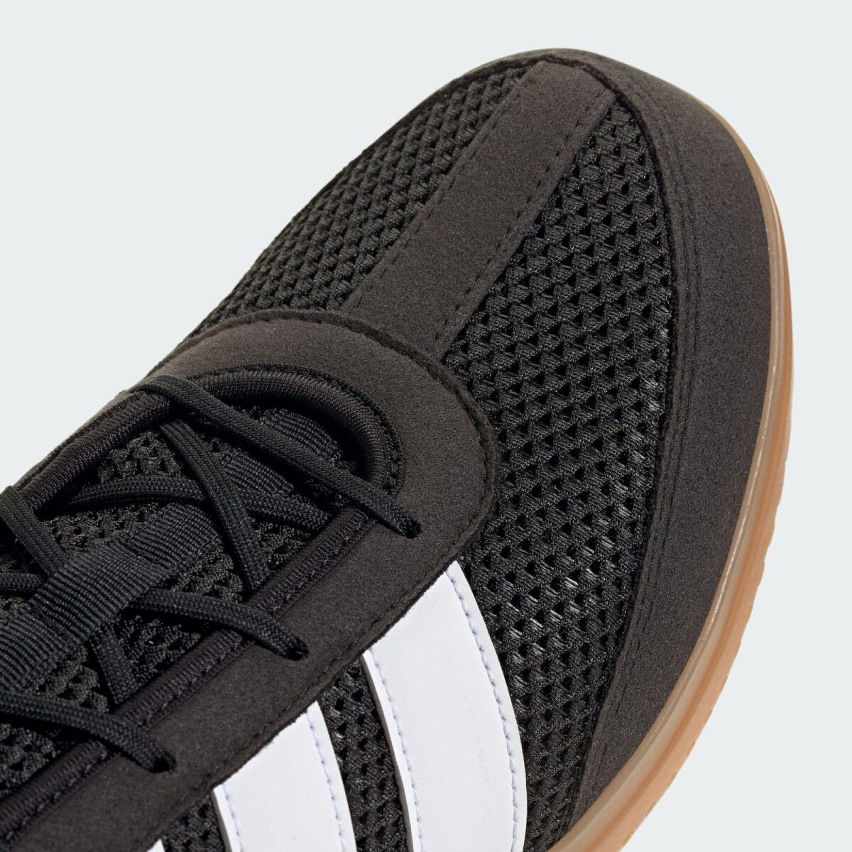 Mit den Adidas Box Hog Wide erhältst du Boxschuhe, die speziell auf Komfort und Stabilität bei breiteren Füßen ausgelegt sind. Ideal für Athleten im modernen Kampfsport mit hohen Trainingsanforderungen.