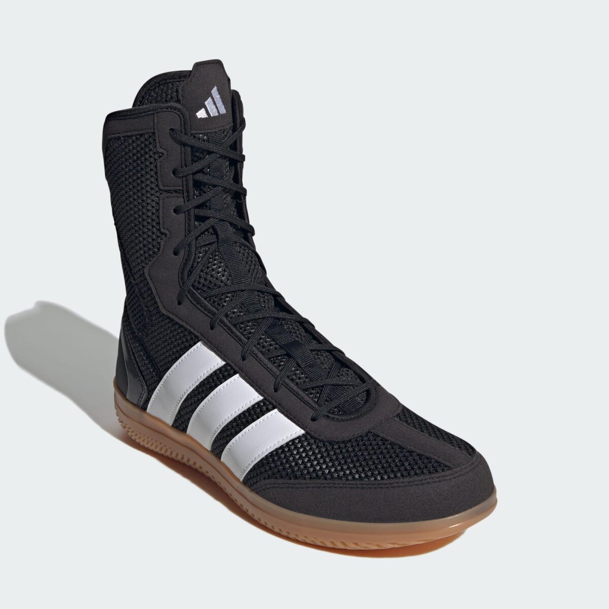 Diese hochwertigen Boxschuhe von Adidas sind ideal für Boxen, Kickboxen und MMA Training. Die Wide-Fit-Passform sorgt für mehr Platz im Vorfußbereich und unterstützt schnelle, kontrollierte Bewegungen im Ring.