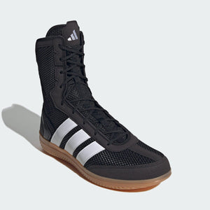 Diese hochwertigen Boxschuhe von Adidas sind ideal für Boxen, Kickboxen und MMA Training. Die Wide-Fit-Passform sorgt für mehr Platz im Vorfußbereich und unterstützt schnelle, kontrollierte Bewegungen im Ring.