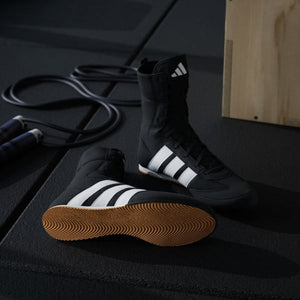 Diese hochwertigen Boxschuhe von Adidas sind ideal für Athleten im Boxen, Kickboxen und MMA. Das leichte und atmungsaktive Design sorgt für maximale Beweglichkeit und Kontrolle im Sparring.