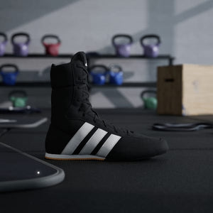 Die Box Hog Classic Adidas stehen für bewährte Kampfsport-Performance mit stabiler Passform und sicherem Halt. Perfekt geeignet für Training, Wettkampf und technische Einheiten im Boxen.