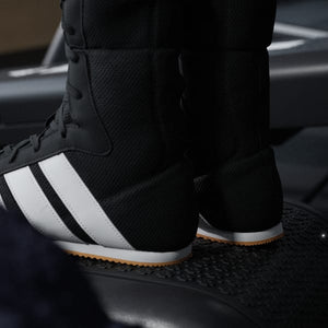 Mit den Adidas Box Hog Classic erhältst du zuverlässige Boxschuhe für dynamisches Kampfsporttraining. Sie bieten Grip und Stabilität für schnelle Richtungswechsel und explosive Beinarbeit.