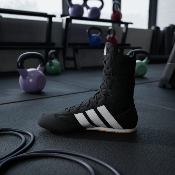 Diese Boxschuhe von Adidas wurden für ambitionierte Kampfsportler entwickelt, die Wert auf Geschwindigkeit und Kontrolle legen. Ideal für intensives Boxtraining, Sparring und funktionelles Gym-Workout.