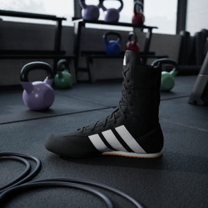 Diese Boxschuhe von Adidas wurden für ambitionierte Kampfsportler entwickelt, die Wert auf Geschwindigkeit und Kontrolle legen. Ideal für intensives Boxtraining, Sparring und funktionelles Gym-Workout.