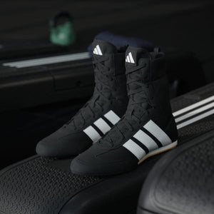Adidas Box Hog Classic bieten leichten Tragekomfort und optimale Belüftung durch ein atmungsaktives Mesh-Obermaterial. Ideal für lange Trainingseinheiten im Boxen und Kickboxen.