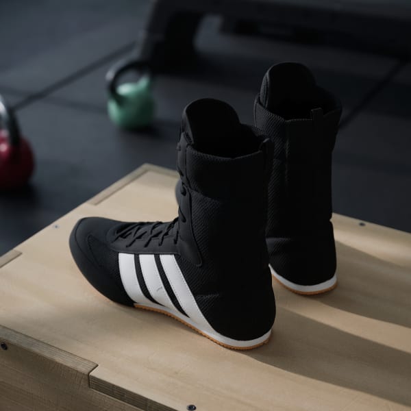 Diese Boxschuhe von Adidas kombinieren Stabilität und Flexibilität für präzise Bewegungen im Ring. Perfekt für schnelle Kombinationen und kontrolliertes Sparring im Kampfsport.