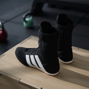 Diese Boxschuhe von Adidas kombinieren Stabilität und Flexibilität für präzise Bewegungen im Ring. Perfekt für schnelle Kombinationen und kontrolliertes Sparring im Kampfsport.