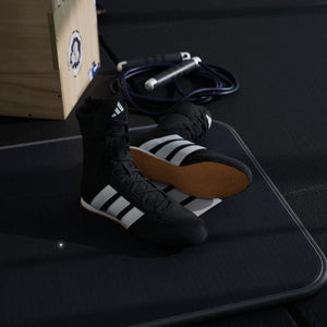 Die Box Hog Classic Serie von Adidas ist ein bewährter Standard im Boxen und überzeugt durch ihre leichte Bauweise. Ideal für dynamisches Training und Wettkampfvorbereitung.