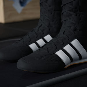 Diese Kampfsport-Boxschuhe von Adidas bieten eine griffige Gummisohle für maximale Kontrolle bei schnellen Bewegungen. Perfekt für anspruchsvolles Training und intensive Sparringseinheiten.