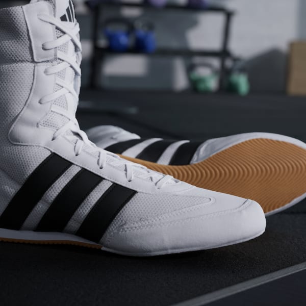 Die Box Hog Classic in Weiß von Adidas stehen für funktionale Kampfsport-Performance mit sicherem Halt und hoher Atmungsaktivität. Perfekt für tägliches Training im Boxen und intensive Footwork-Drills.