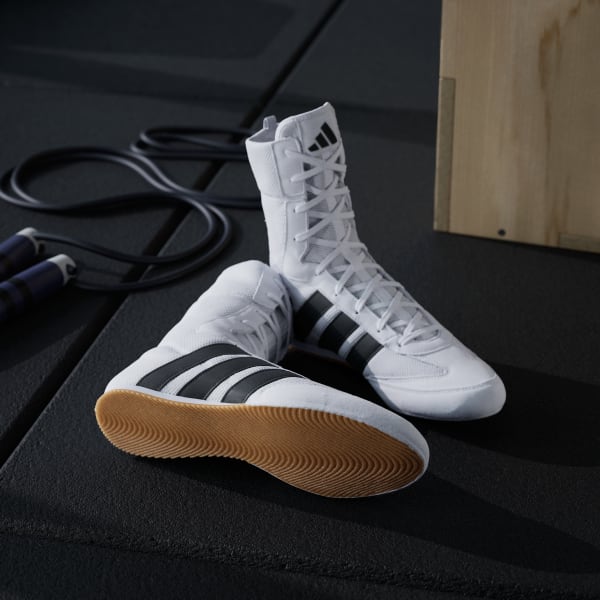 Diese hochwertigen Boxschuhe von Adidas sind ideal für Athleten im Boxen, Kickboxen und MMA Training. Das leichte Design sorgt für maximale Beweglichkeit und Kontrolle im Sparring und bei schnellen Kombinationen.