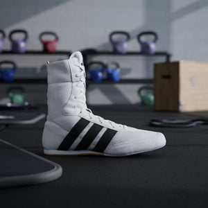 Mit den Adidas Box Hog Classic erhältst du professionelle Boxschuhe für schnelle Richtungswechsel und explosive Beinarbeit im Kampfsport. Ideal für Training und Wettkampfvorbereitung im Boxen.