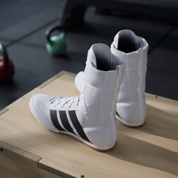 Diese Boxschuhe von Adidas wurden für ambitionierte Kampfsportler entwickelt, die Wert auf Geschwindigkeit und Stabilität legen. Geeignet für Boxen, Kickboxen und funktionelles Gym-Training.