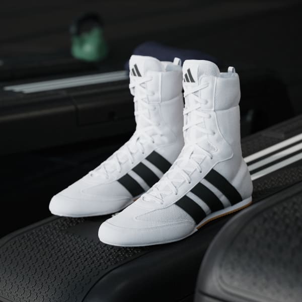 Die weiße Farbvariante der Box Hog Classic von Adidas unterstreicht den cleanen, sportlichen Look einer Performance-Kampfsportmarke. Perfekt für intensives Sparring und tägliches Training im Gym.