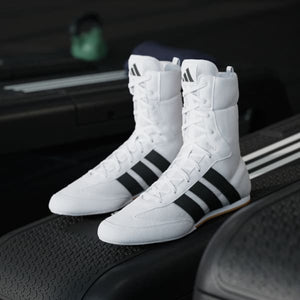Die weiße Farbvariante der Box Hog Classic von Adidas unterstreicht den cleanen, sportlichen Look einer Performance-Kampfsportmarke. Perfekt für intensives Sparring und tägliches Training im Gym.