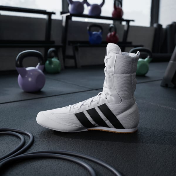 Adidas Box Hog Classic bieten leichten Tragekomfort und zuverlässigen Grip für schnelle Bewegungen im Ring. Ideal für präzises Footwork im modernen Boxtraining und Kampfsport.