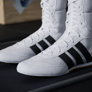 Diese Boxschuhe von Adidas kombinieren ein atmungsaktives Mesh-Design mit stabiler Konstruktion für den Einsatz im Kampfsport. Perfekt für hohe Belastung im Training und regelmäßige Sparring-Einheiten.