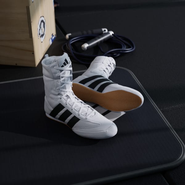 Die Box Hog Classic Serie von Adidas ist bekannt für ihre Leichtigkeit und direkte Bodenhaftung im Ring. Perfekt für intensives Techniktraining und dynamisches Sparring.