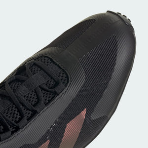 Die Black Carbon Farbvariante der Speedex Ultra von Adidas unterstreicht den modernen Look einer Performance-orientierten Kampfsportmarke. Perfekt für Boxen, Kickboxen und MMA-Training.