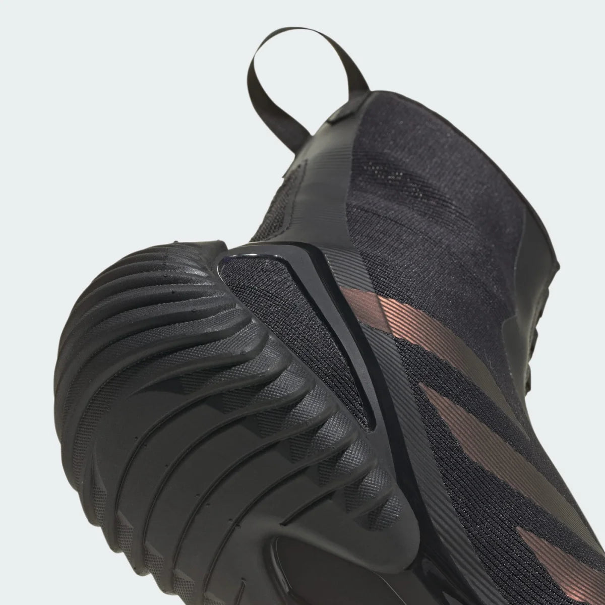 Diese Boxschuhe von Adidas wurden für hohe Belastungen im Kampfsport entwickelt und eignen sich optimal für Sparring und Wettkampfvorbereitung im Boxen und Kickboxen.