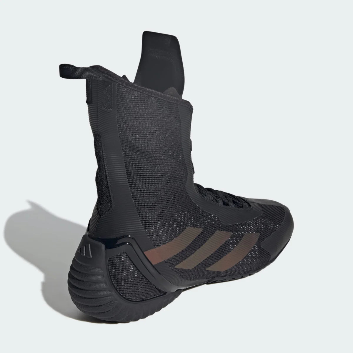Die Speedex Ultra von Adidas bieten Komfort und Halt für intensive Trainingseinheiten im Kampfsport. Sie unterstützen Athleten bei schnellen Reaktionen und explosiver Beinarbeit im Ring.