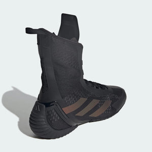 Die Speedex Ultra von Adidas bieten Komfort und Halt für intensive Trainingseinheiten im Kampfsport. Sie unterstützen Athleten bei schnellen Reaktionen und explosiver Beinarbeit im Ring.