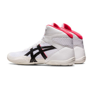 Weißer Asics Matflex 7 – Dieser vielseitige Ringerschuh kombiniert Leichtigkeit mit robustem Halt. Die verstärkte Sohle bietet optimalen Grip auf der Matte, während das atmungsaktive Obermaterial für hohen Komfort und gute Belüftung sorgt. Ideal für Training und Wettkämpfe.