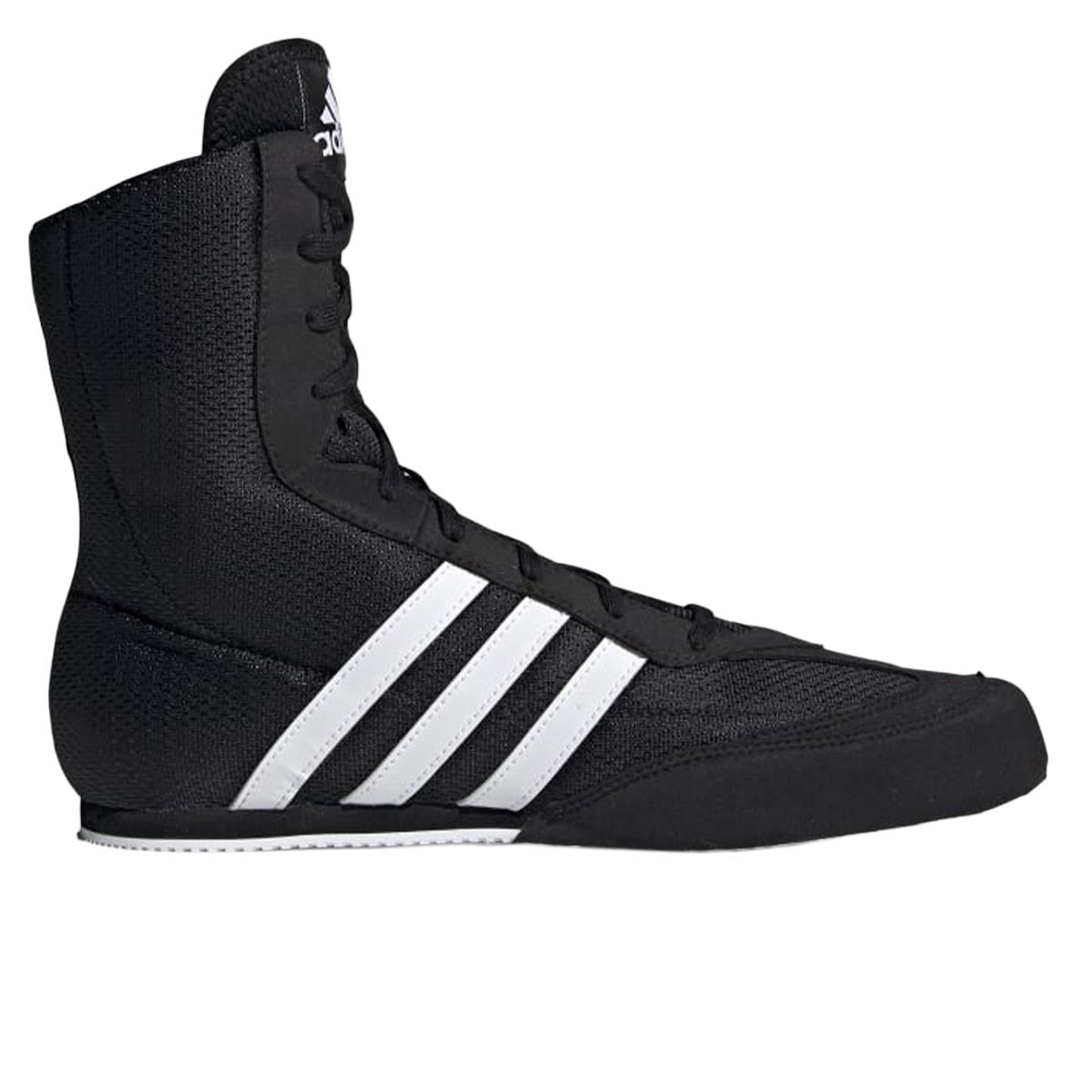 Phantom Athletics präsentiert die adidas Box Hog 2 Boxing Shoes in Schwarz, leichte und griffige Boxschuhe für intensives Box‑ und Sparring‑Training mit ausgezeichneter Bodenhaftung. Ideal für ambitionierte Kampfsportler, die auf Komfort, Stabilität und Performance im Ring setzen.