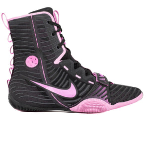 Die Nike HyperKO 3 Boxschuhe in Black/Magenta stehen für moderne Performance im Boxen und Kampfsport. Sie bieten maximale Stabilität und Unterstützung für schnelle Bewegungen im Ring und intensives Training.