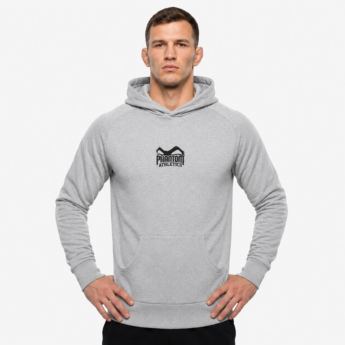 Der Phantom Athletics Hoodie Team Gray kombiniert sportlichen Komfort mit funktionalem Design für Kampfsportler und Athleten. Das weiche, strapazierfähige Material sorgt für angenehme Wärme beim Warm-up, im Gym oder auf dem Weg zum Training und eignet sich ideal für MMA, Boxen und Fitness.