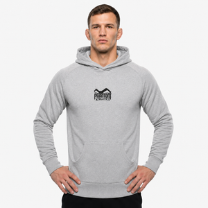 Der Phantom Athletics Hoodie Team Gray kombiniert sportlichen Komfort mit funktionalem Design für Kampfsportler und Athleten. Das weiche, strapazierfähige Material sorgt für angenehme Wärme beim Warm-up, im Gym oder auf dem Weg zum Training und eignet sich ideal für MMA, Boxen und Fitness.