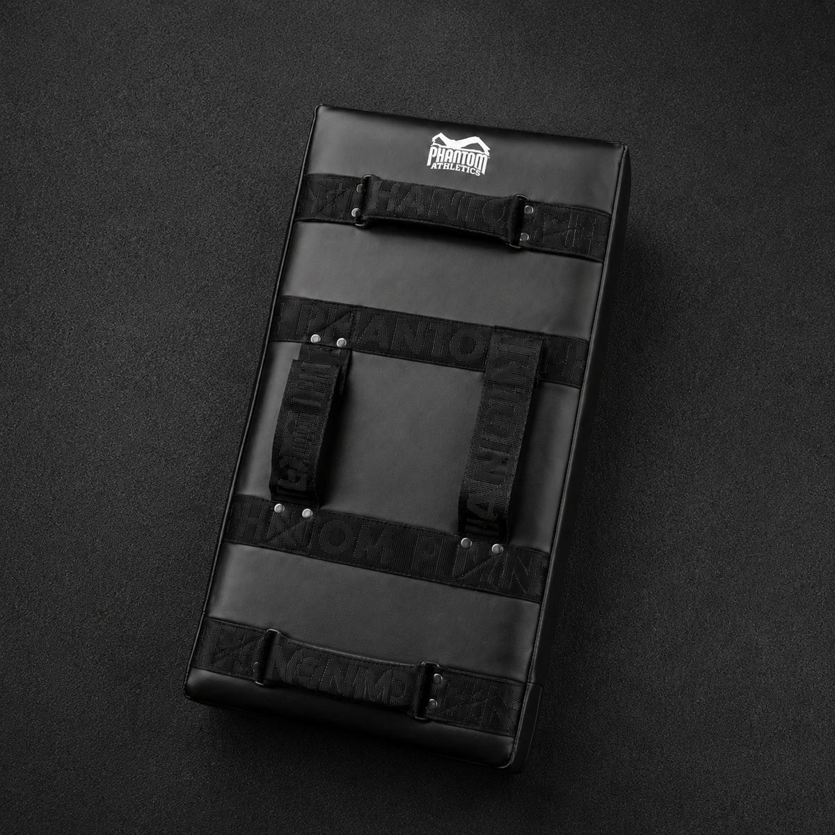 Mit dem hochwertigen Apex Kickpad von Phantom Athletics trainierst du präzise Lowkicks, Highkicks und kraftvolle Kombinationen auf professionellem Niveau. Das ergonomische Design sorgt für sicheren Halt und hohen Komfort im täglichen Kampfsport-Training und Coach-Einsatz.