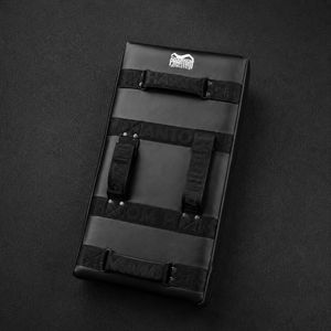 Mit dem hochwertigen Apex Kickpad von Phantom Athletics trainierst du präzise Lowkicks, Highkicks und kraftvolle Kombinationen auf professionellem Niveau. Das ergonomische Design sorgt für sicheren Halt und hohen Komfort im täglichen Kampfsport-Training und Coach-Einsatz.